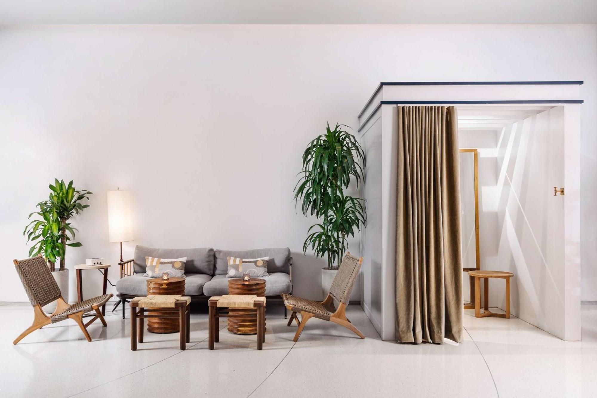 Nautilus Sonesta ميامي بيتش المظهر الخارجي الصورة A curtain used as a room divider